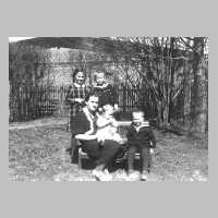 107-0025 Hausmaedchen bei Pastor Bansi in Schirrau mit den Kindern Magdalene, Herrmann-Roderich, Helmut und Hans-Martin im Jahre 1940..jpg